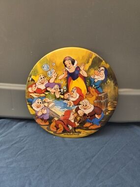 VINTAGE JUMBO 6” DISNEY SNOW WHITE AND THE SEVEN DWARFS ROUND BUTTON PIN